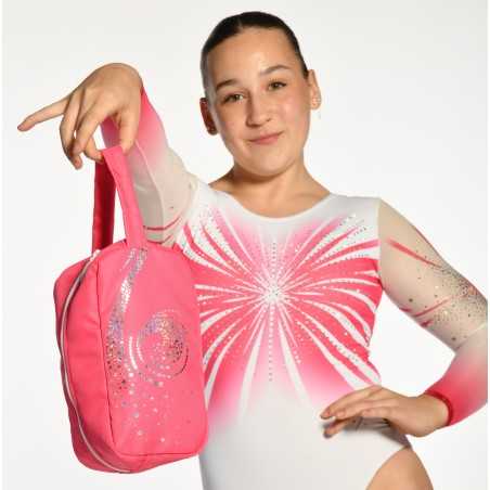 Sac à maniques rose porté par la gymnaste